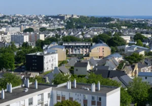 Immobilier à Brest en 2026 : pourquoi la ville continue-t-elle d’attirer les acheteurs ? 4 Vue d’un logement brestois moderne et lumineux, décoré avec goût et vue sur la ville.
